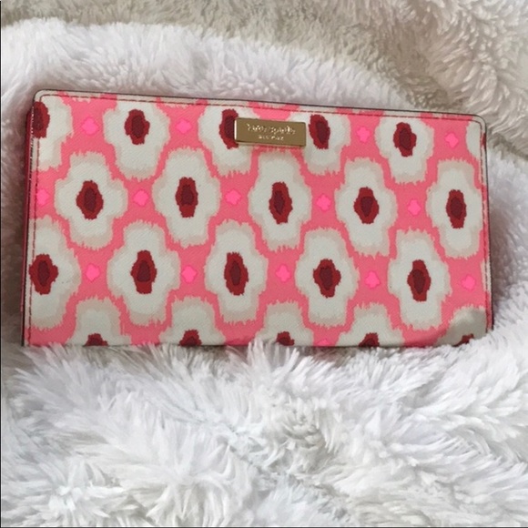 kate spade Handbags - Adorable Kate Spade Wallet Great Condition!!!!